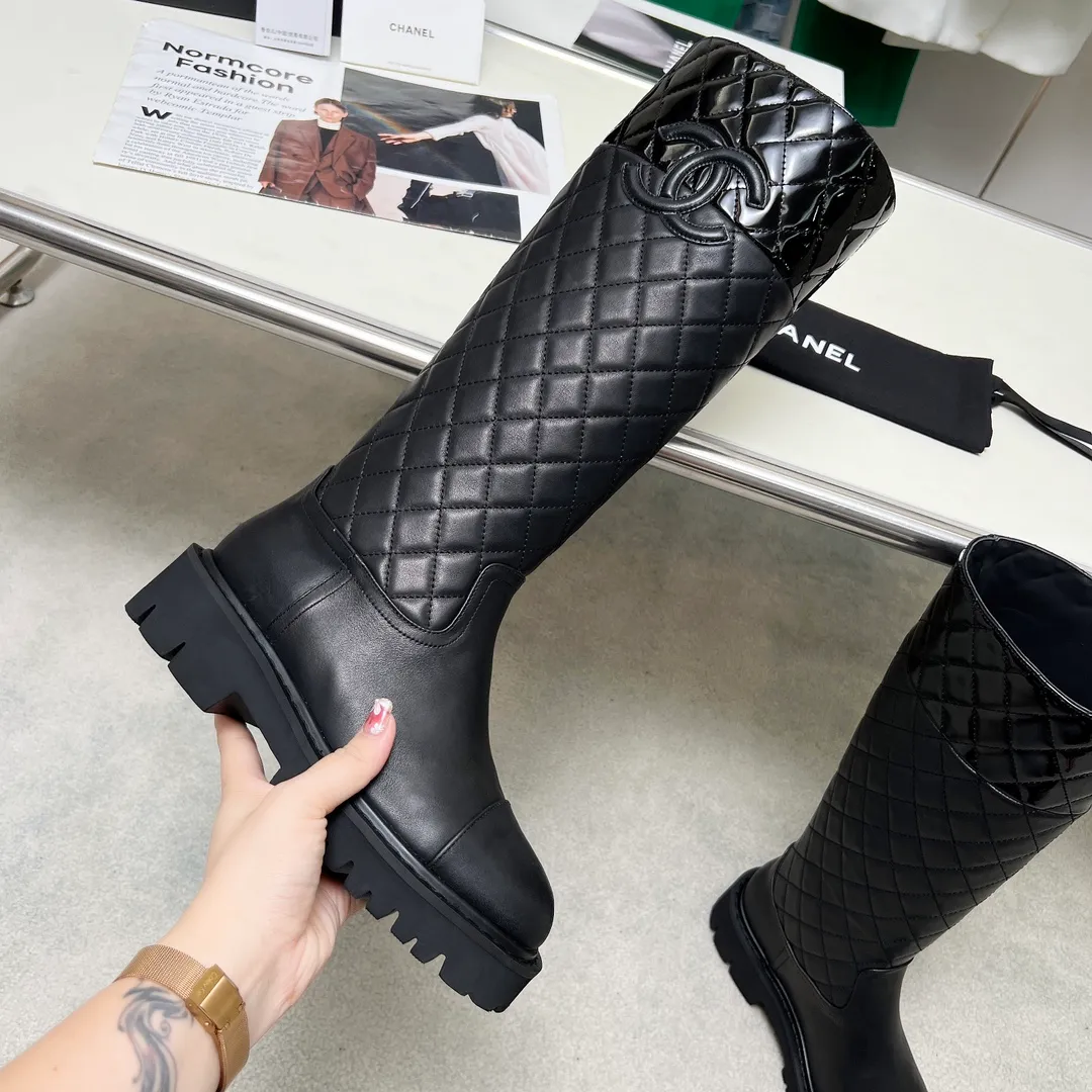 👟👟Ex-factory price 940👟👟 High version of Chanel CHANEL, 🌞🌞🌞Xiaoxiang 2024b autumn and winter counter’s latest short boots, a must-have item for this autumn and winter! ! Ms. Chanel loves simple yet irresistible combinations to show her unique style. Mix and match freely to shine⚡Follow Grandma’s fashion steps! ! ! The top-notch craftsmanship and texture are perfectly presented. No matter any details, you can compare them with the counters. The best quality products can be entered and exited from the counters at will! ! ❶Fabric: Imported cowhide➕Patent leather➕Electric embroidered rhombus ❷Inner lining: Imported sheepskin➕cowhide ❸Foot pads: Imported cowhide lining ❹Outsole: Original molded sole ❺Heel height: 5cm ❻Boot shaft height: 14.5 inches ❼Number: 35-40 (40 and 41 are customized and non-refundable)